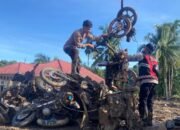 **Dukung Warga Bencana, Polda Riau-Sumbar Bersih-bersih Rumah dan Evakuasi ‘Bangkai’ Motor di Agam**