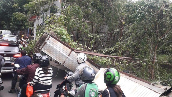 Seng Pembatas Setinggi 4 Meter di Mega Kuningan Ambruk Akibat Angin Kencang, Mungkinkah Ini Peringatan Bencana?