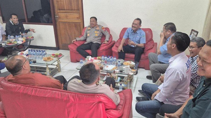**Ngariung Bareng Buruh, Kapolres Serang Ajak Pekerja Bersatu Jaga Keamanan**