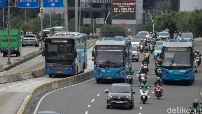 Banjir Jakarta Mengganggu Transjakarta, Ini Daftar Rute yang Dialihkan!