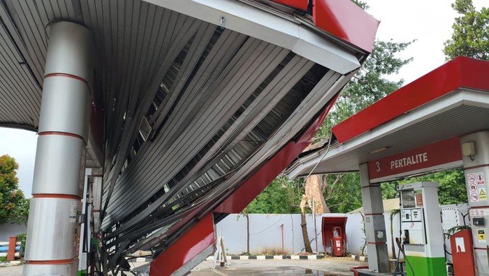 Darurat Bahan Bakar! SPBU Pramuka Raya Tutup, Belum Diperbaiki dari Pohon yang Jatuh