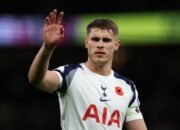 Liverpool: Robertson Hengkang, Van de Ven Datang?