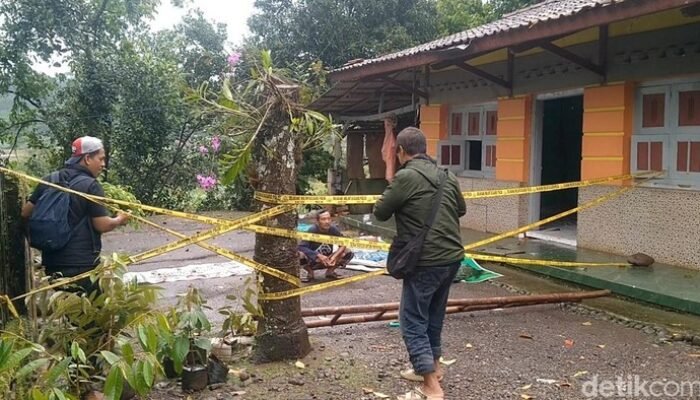 Darurat! Tanah Dekat Sungai di Pekalongan Amblas, Seret Rumah