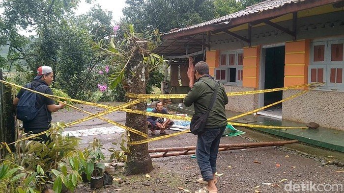 Darurat! Tanah Dekat Sungai di Pekalongan Amblas, Seret Rumah