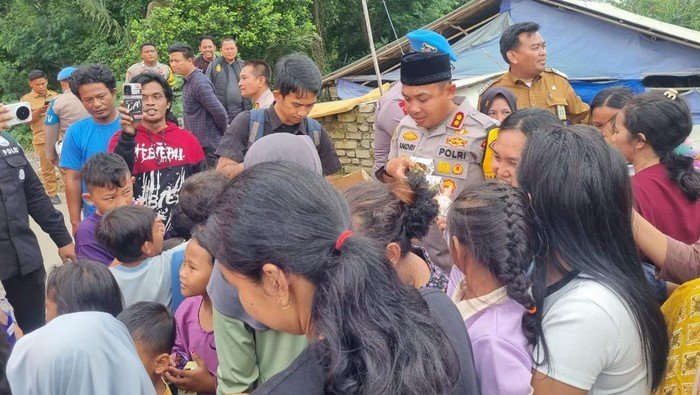 Kapolres Serang Turun Tangan, Bantu Warga Banjir Binuang dengan Trauma Healing