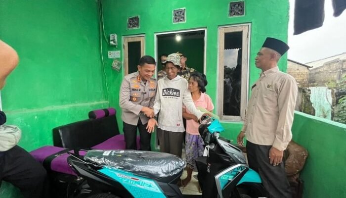 “Pemberdayaan Masyarakat oleh Kapolres Depok: Bantuan Motor dan Modal Usaha untuk Penjual Es Kue Viral”