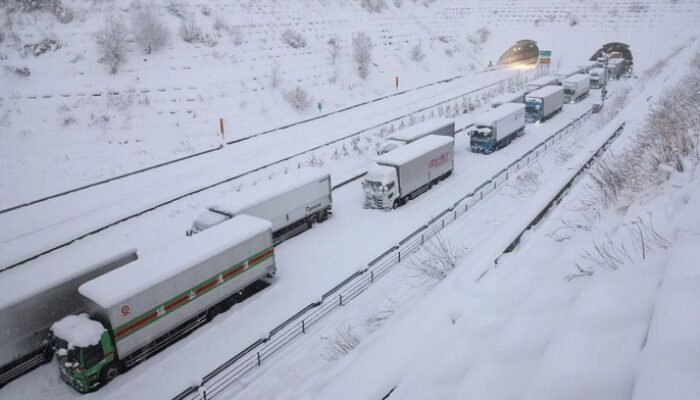 Salju Lebat di Jepang: Ribuan Orang Terpaksa Nginap di Bandara!