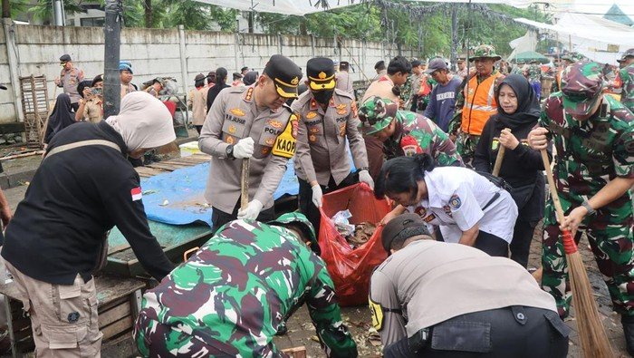 504 Personel TNI-Polri Bersihkan Pasar Babakan, Tindak Lanjuti Arahan Prabowo