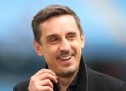 Michael Carrick Manjat Gary Neville, Tak Terduga!