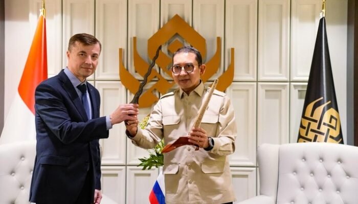 **Kerja Sama Budaya Indonesia-Rusia Dikukuhkan dalam Pertemuan Menbud & Dubes Federasi Rusia**