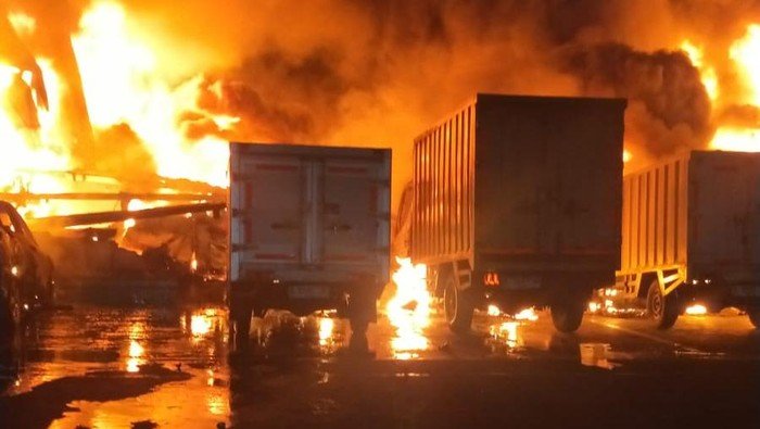 9 Jam Berjibaku, Kebakaran Pabrik Cat di Cikupa Tangerang Akhirnya Padam, Sejuta Pertanyaan Terjawab!
