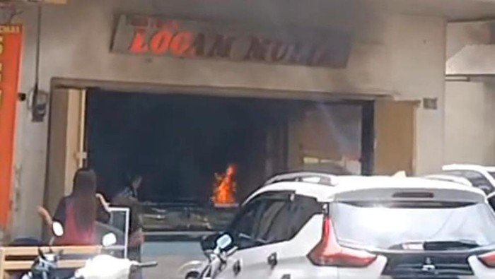 **Tangis Warga Makassar: Emak-emak Lempar Molotov, Toko Emas Hancur dalam Sekejap**