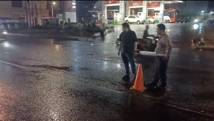 Jalan Rusak di Ciputat Bikin Pemotor Jatuh, Polisi Pasang Traffic Cone - Update 2