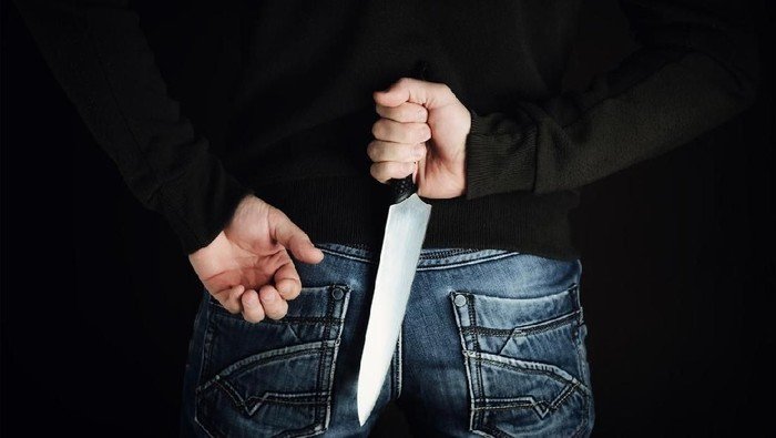 Tragedi saat Pulang Salat Jumat: Mantan Kades di Bogor Diserang dengan Pisau!