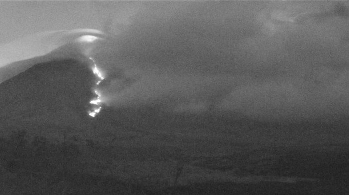 Malam Ini Gunung Semeru Erupsi 2 Kali, Awan Panas 4 Km Menyebabkan Ketakutan Besar!