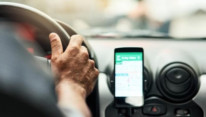 Aksi Mesum di Mobil, Penumpang Taksi Online Jadi Target Polisi!