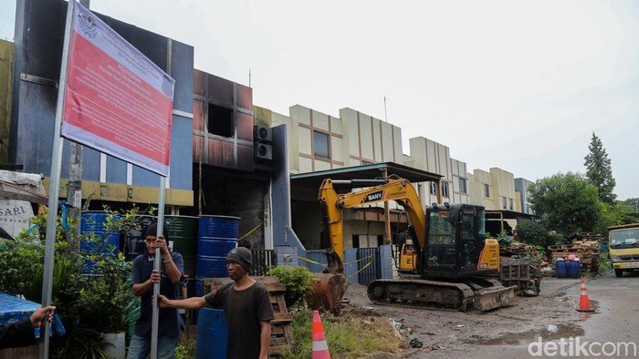 KLH Pastikan Bara Asap Gudang Pestisida Tak Ada Lagi: Bau Sudah Berkurang - Update 2