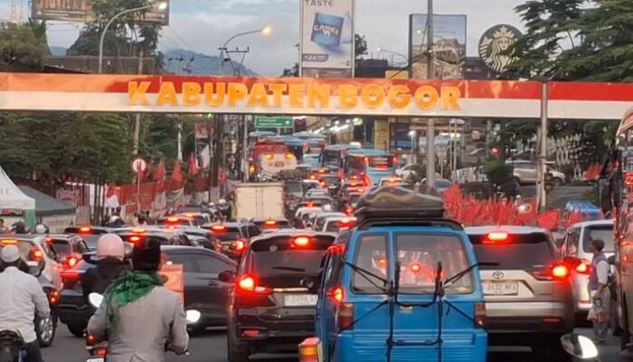 Hati-Hati Melintas! Ini Titik Rawan Macet dan Longsor di Puncak Bogor yang Wajib Diketahui!