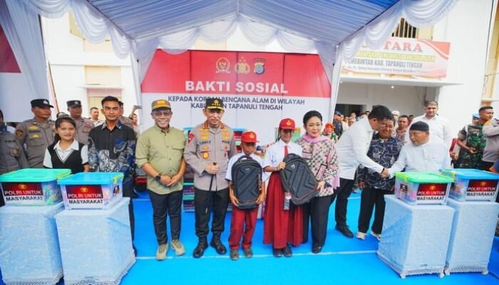 Kapolri-Ketua Komisi IV DPR Tinjau Huntara di Tapteng, Serahkan Sembako-Pakaian Sekolah: Harapan Baru bagi Korban Banjir