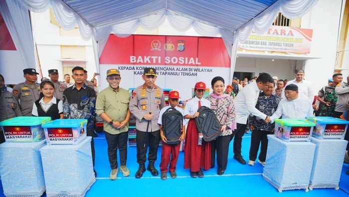 Kapolri-Ketua Komisi IV DPR Tinjau Huntara di Tapteng, Serahkan Sembako-Pakaian Sekolah: Harapan Baru bagi Korban Banjir