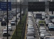 “Info Kepadatan Lalu Lintas dalam Tol Arah Jakarta Senin Pagi: Hati-Hati, ini Penyebabnya!”