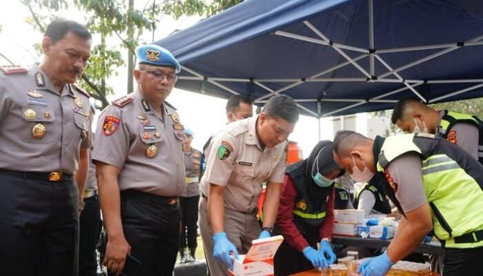 [Polda Riau Cek Urine Personel, Komitmen Bersih-bersih dari Narkoba]