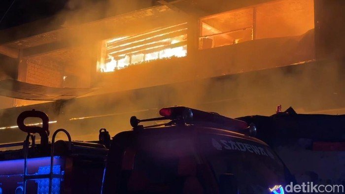 **Pasar Rebo Purwakarta Terbakar, Api Melahap Puluhan Kios, Petugas Terus Berjuang**