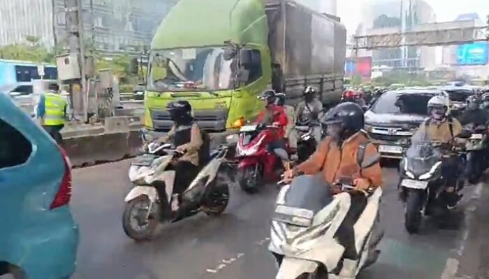 Truk Tabrak Separator Jalan di Gatsu Arah Kuningan, Lalin Macet: Bencana Lalu Lintas yang Mengguncang Kawasan!