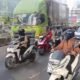 Truk Tabrak Separator Jalan di Gatsu Arah Kuningan, Lalin Macet: Bencana Lalu Lintas yang Mengguncang Kawasan!