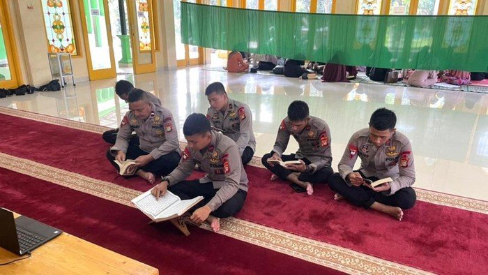 Ramadan Kareem, Brimob Polda Metro Berikan Tadarusan dan Takjil di Bekasi