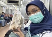 “Cerita Anker Kali Pertama Buka Puasa Ramadan di KRL: Saat Tradisi Berbuka Puasa Terdampar di Kehidupan Moden”