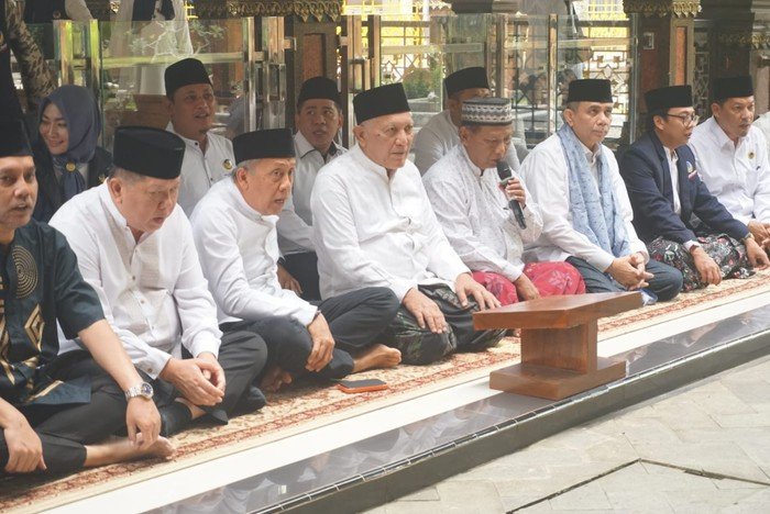 Ziarah Safari Ramadan, NasDem Perkuat Silaturahmi di Makam Pendiri NU Jombang
