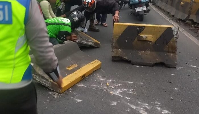 Mobil Tabrak Separator Busway di Jl Gatsu, Lalin Arah Kuningan Tersendat: Kenyataan Menyakitkan di Jalan Raya