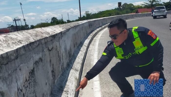 “Peristiwa Mengerikan: Wanita Pemotor Tabrak Pembatas, Jatuh dari Flyover di Riau”