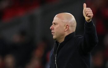 Frimpong Kembali Beraksi, Wirtz Absen: Slot yang Menentukan Nasib Liverpool!