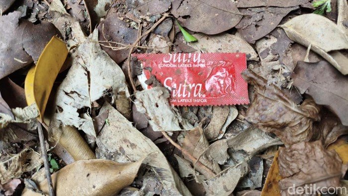 Skandal di Taman Kota Cawang: Tempat Asusila dan Bukti Miras Ditemukan