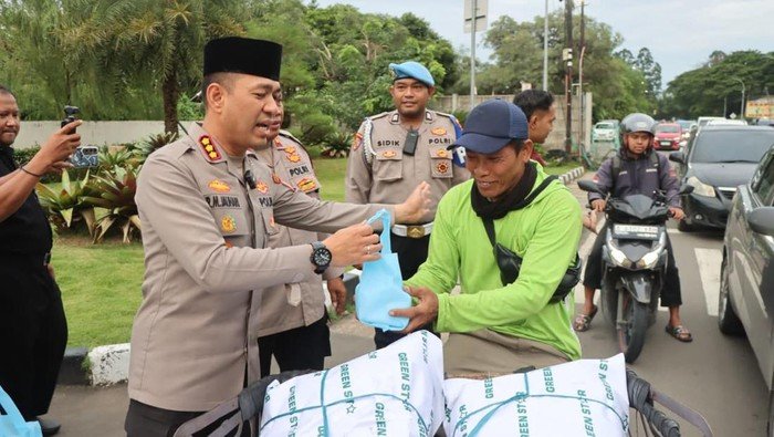 Ramadan Berkah, Polres Tangerang Kota Gelar Buka Bareng Ojol di Jalan