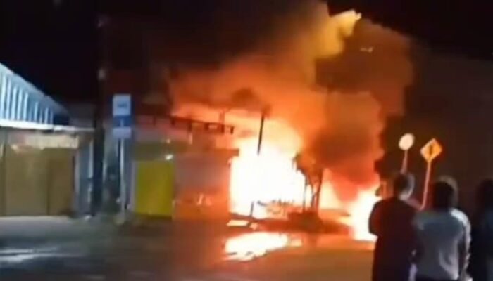 **Pembacokan Tragis Saat Sahur, Rumah Diduga Pelaku Dibakar Massa di Gresik**