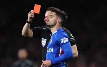 “Dari Favorit ke Kebuntuan: Kartu Merah ‘Sahabat’ Chelsea Musim Ini”