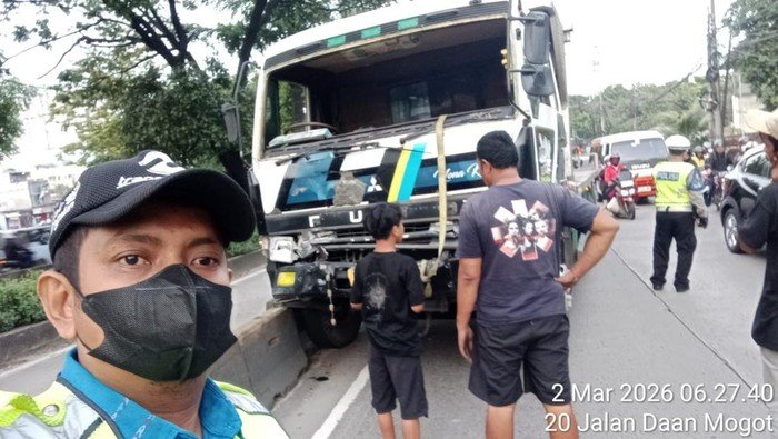 Darurat! Truk Tabrak Pembatas Jalan di Jakbar, Lalin Padat dan Warga Kecelekaan