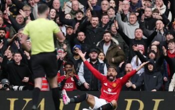 “Wasit Kasih MU Penalti karena Takut Teror Old Trafford? Sebuah Keputusan yang Membuat Penggemar Berdebat!”