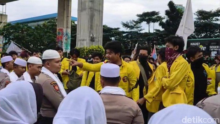 UI Tegaskan: demonstran viral yang menunjuk polisi bukan mahasiswanya, ini fakta yang mengejutkan!