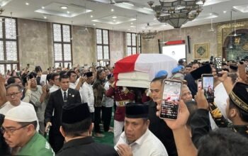 Usai Disalatkan, Jenazah Try Sutrisno Diberangkatkan ke TMP Kalibata – Update 2