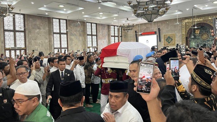 Usai Disalatkan, Jenazah Try Sutrisno Diberangkatkan ke TMP Kalibata - Update 2
