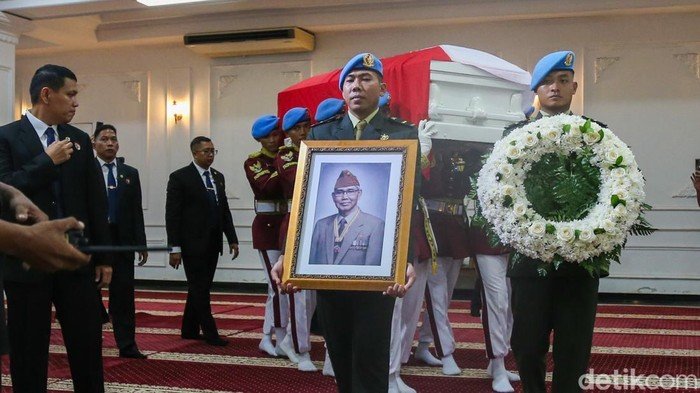 Dari Ranjang Mati, Try Sutrisno ke Muzani: 