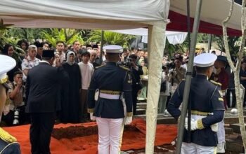 Kekaguman Prabowo, Momen Berhormat ke Pusara Try Sutrisno Sebelum Letakkan Bunga, Apa yang Sebenarnya Terjadi?