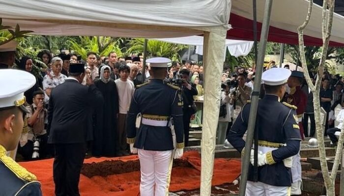 Kekaguman Prabowo, Momen Berhormat ke Pusara Try Sutrisno Sebelum Letakkan Bunga, Apa yang Sebenarnya Terjadi?