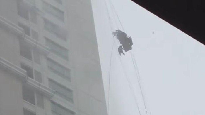 Maut Menyergap: Petugas Pembersih Kaca Apartemen Surabaya Tewas Tersangkut Tali Gondola