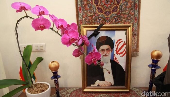 “Perubahan Pemimpin Iran: Alireza Arafi Menggantikan Khamenei”