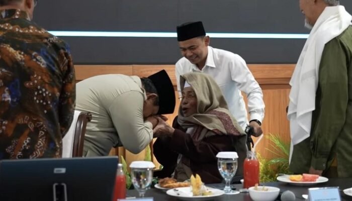 “Dari Salami hingga Cium Tangan: Prabowo dan Kiai di Bukber Istana”
